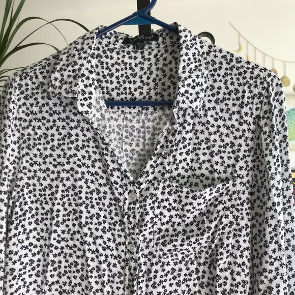 VELVET HEART size M Black & White Daisies Floral Button Front Hi-Lo Blouse Top - Picture 2 of 3